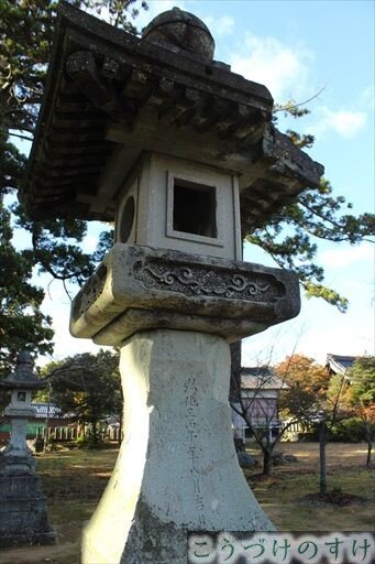 金津神社古い灯籠