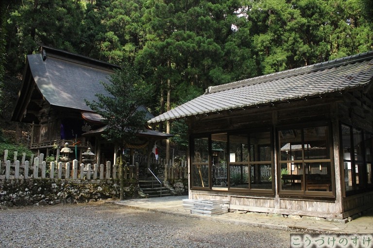 名田庄三重熊野神社境内